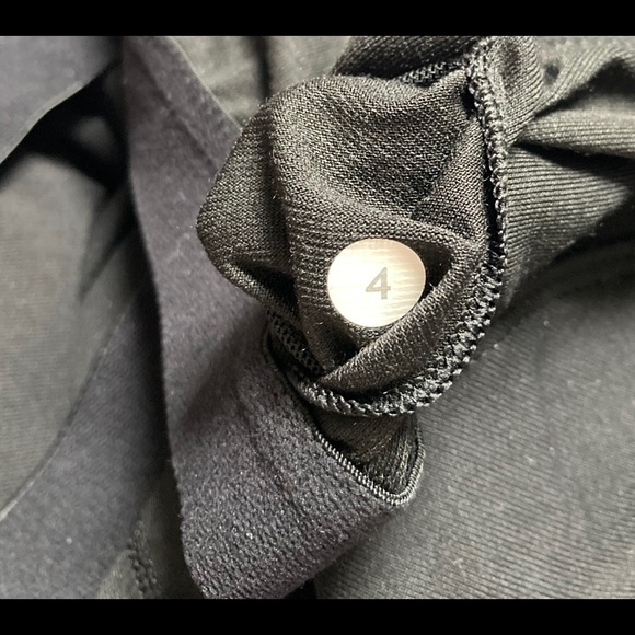 Lululemon 🍋 Scoop Neck Tank size 4 in black. - Picture 7 of 8